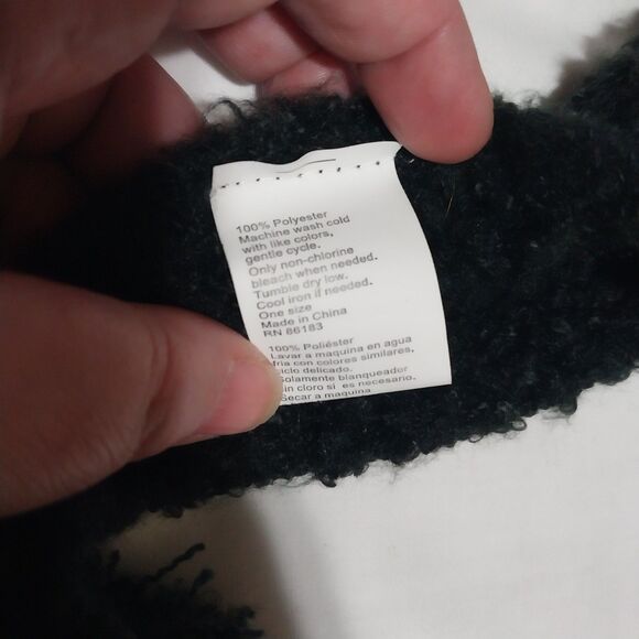 ✨️4 For $20✨️ NWT black triangle blanket scarf with pom poms soft chunky - Picture 4 of 5